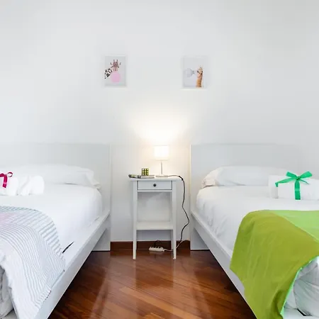 Guesthost - Roomy With Terrace & Parking Apartament Bari