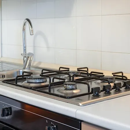 Guesthost - Roomy With Terrace & Parking Bari