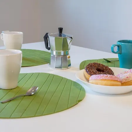 Apartament Guesthost - Roomy With Terrace & Parking *