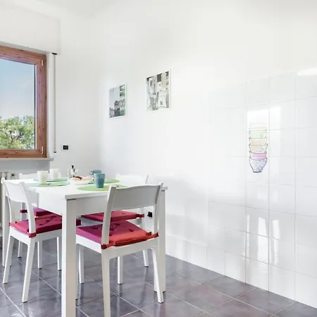 Guesthost - Roomy With Terrace & Parking Apartament *