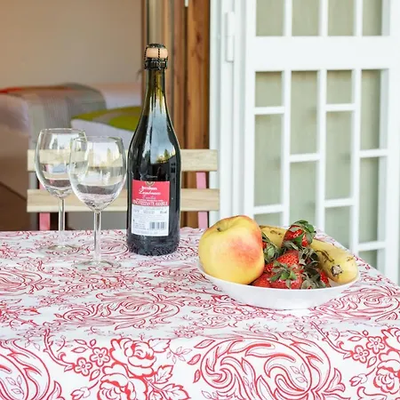 Guesthost - Roomy With Terrace & Parking