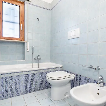 Guesthost - Roomy With Terrace & Parking Apartament *