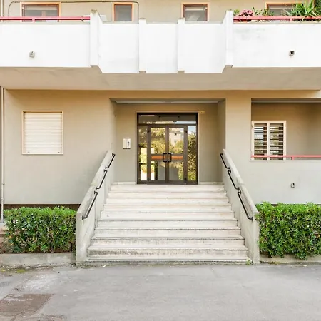 Guesthost - Roomy With Terrace & Parking Appartement *