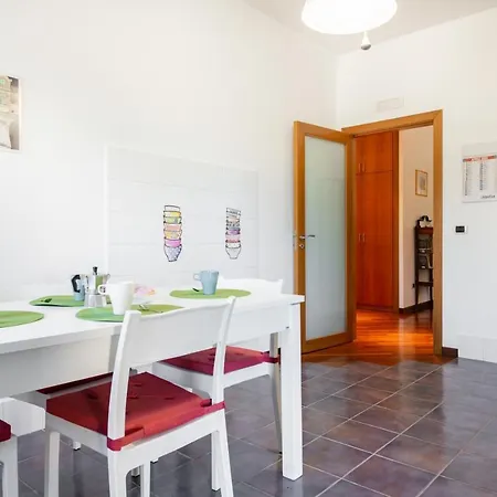 Appartement Guesthost - Roomy With Terrace & Parking Bari