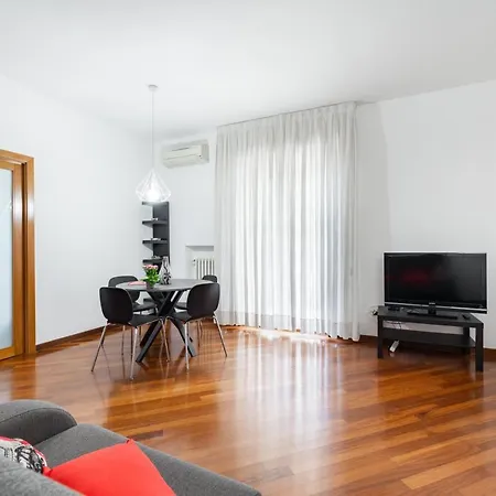 Guesthost - Roomy With Terrace & Parking Lägenhet *