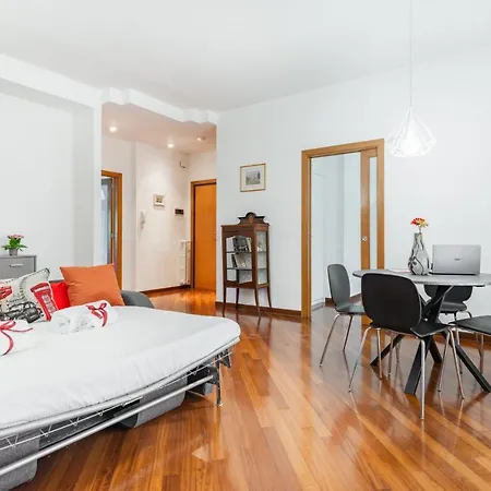 Lägenhet Guesthost - Roomy With Terrace & Parking Bari