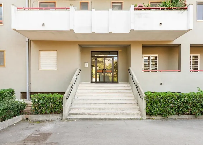 Guesthost - Roomy With Terrace & Parking Apartamento *
