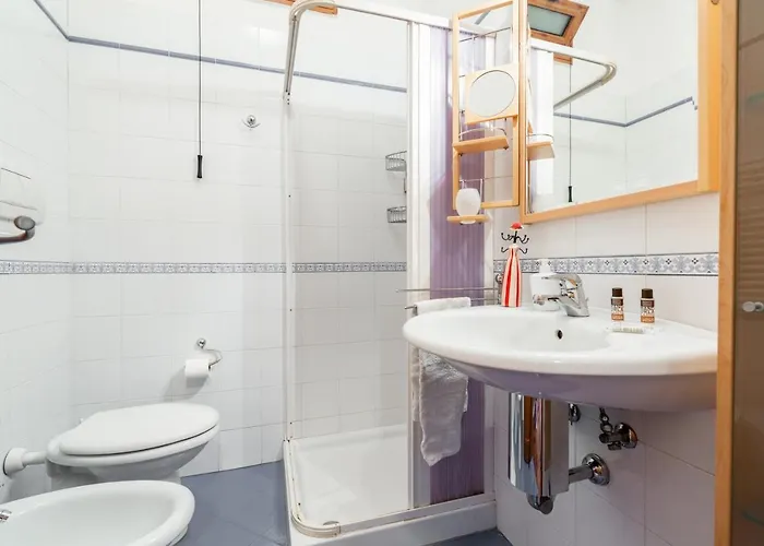 Guesthost - Roomy With Terrace & Parking Bari